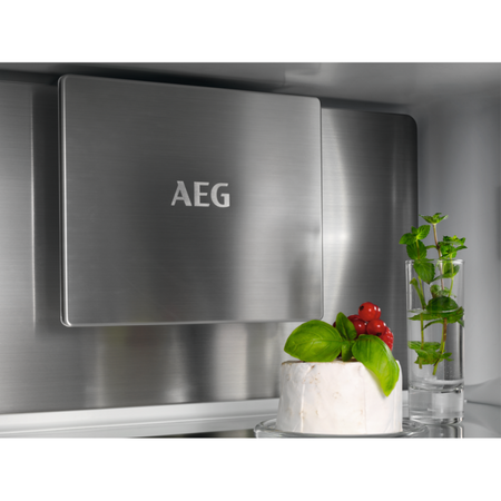 Combina frigorifica incorporabila AEG NSC8M191DS, No Frost, 269 l, CustomFlex, Control umiditate, Clasa D