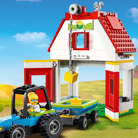 LEGO® City - Hambar si animale de ferma 60346, 230 piese