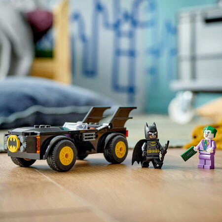 LEGO® Super Heroes - Urmarire pe Batmobile™: Batman™ contra Joker™ 76264, 54 piese